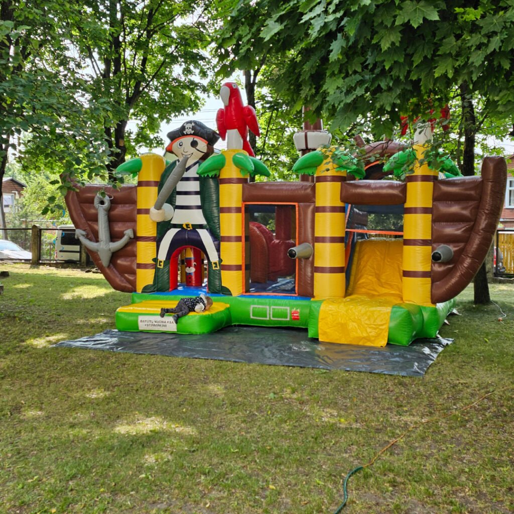 Piratų laivas - pripučiamas batutas